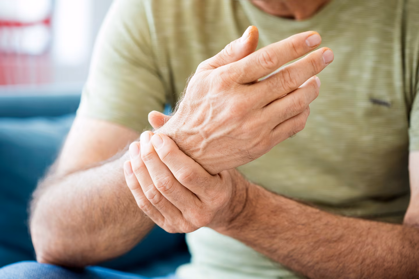 En mann opplever prikking i fingrene
