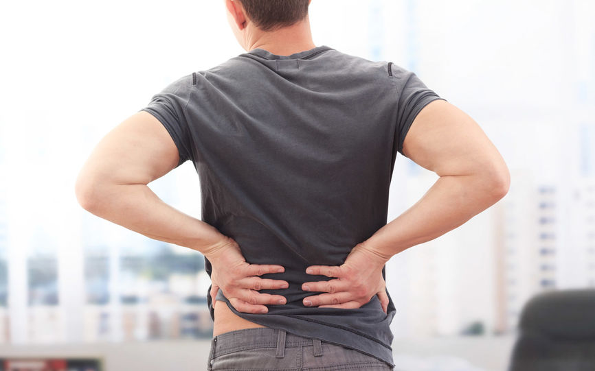 Mann som har Ryggsmerter