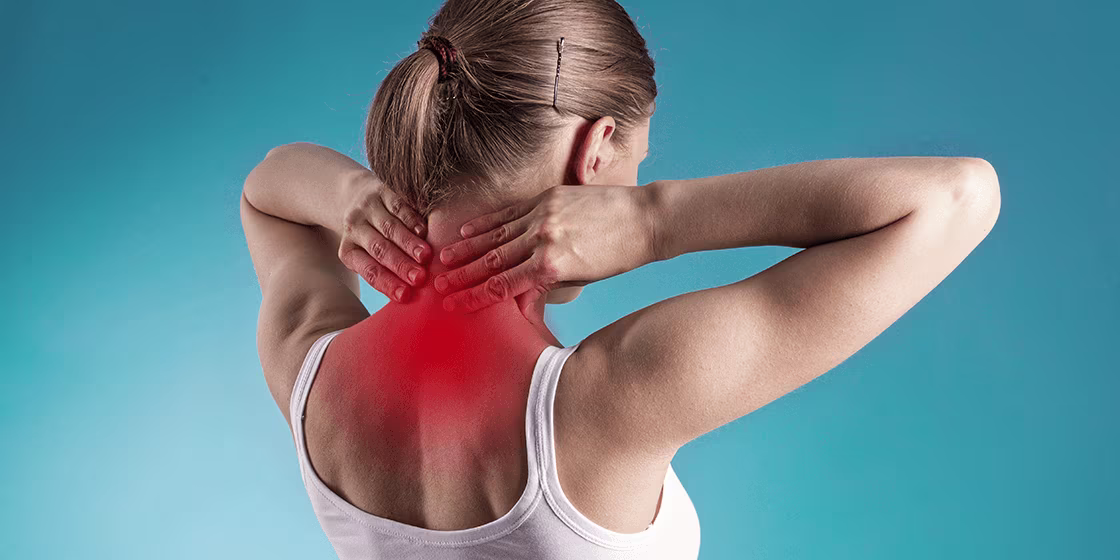 Dame som har prolaps i nakken