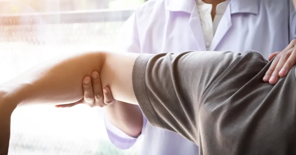 En pasient blir sjekket om han har frossen skulder